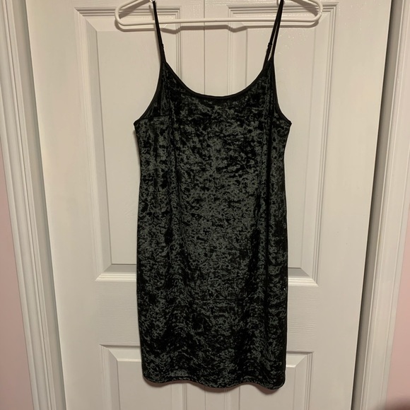 4/&30- Victoria’s Secret Black Velour Slip - Picture 1 of 4